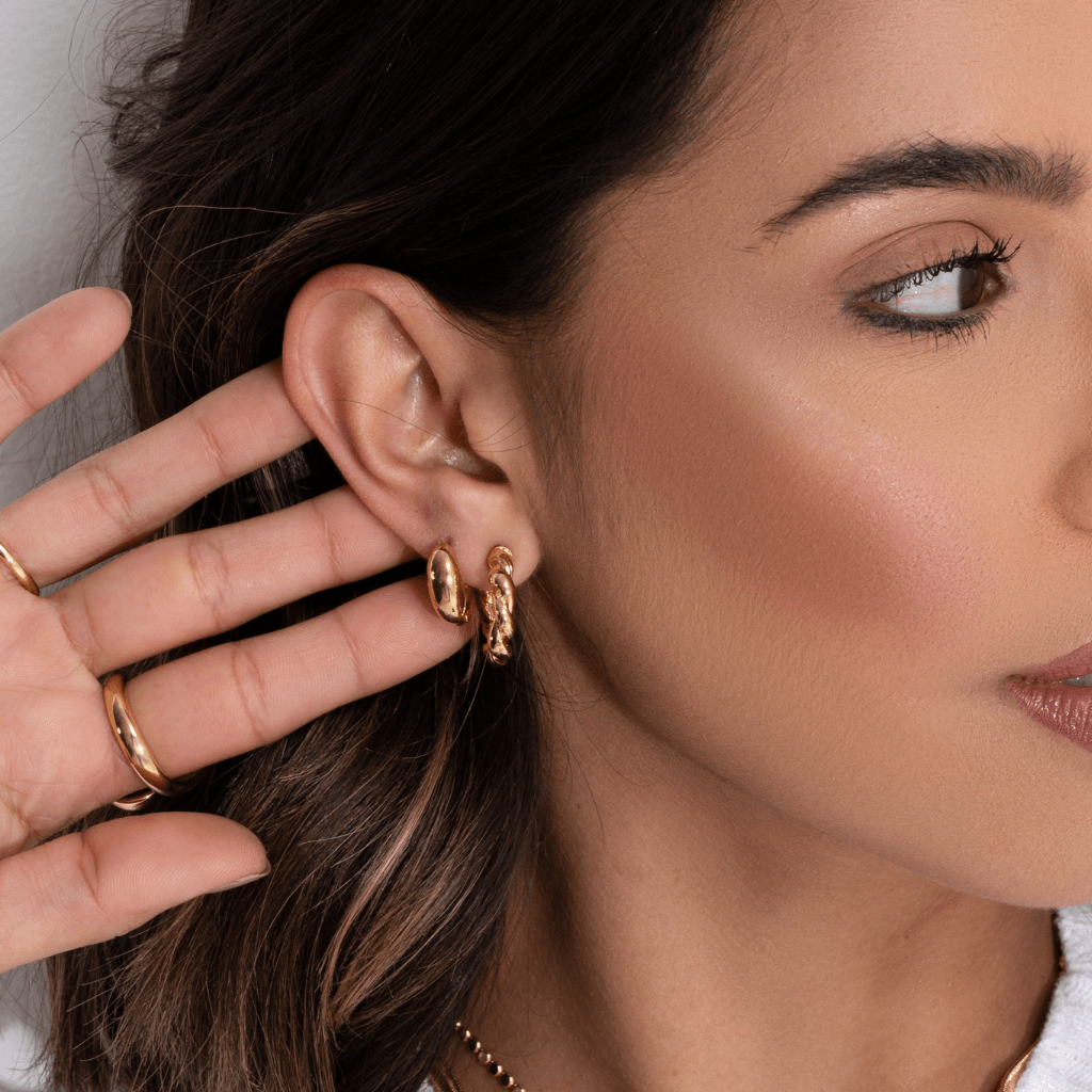 Brinco Argola Torcida Pequena Banhado a Ouro 18k - Mafê Acessórios