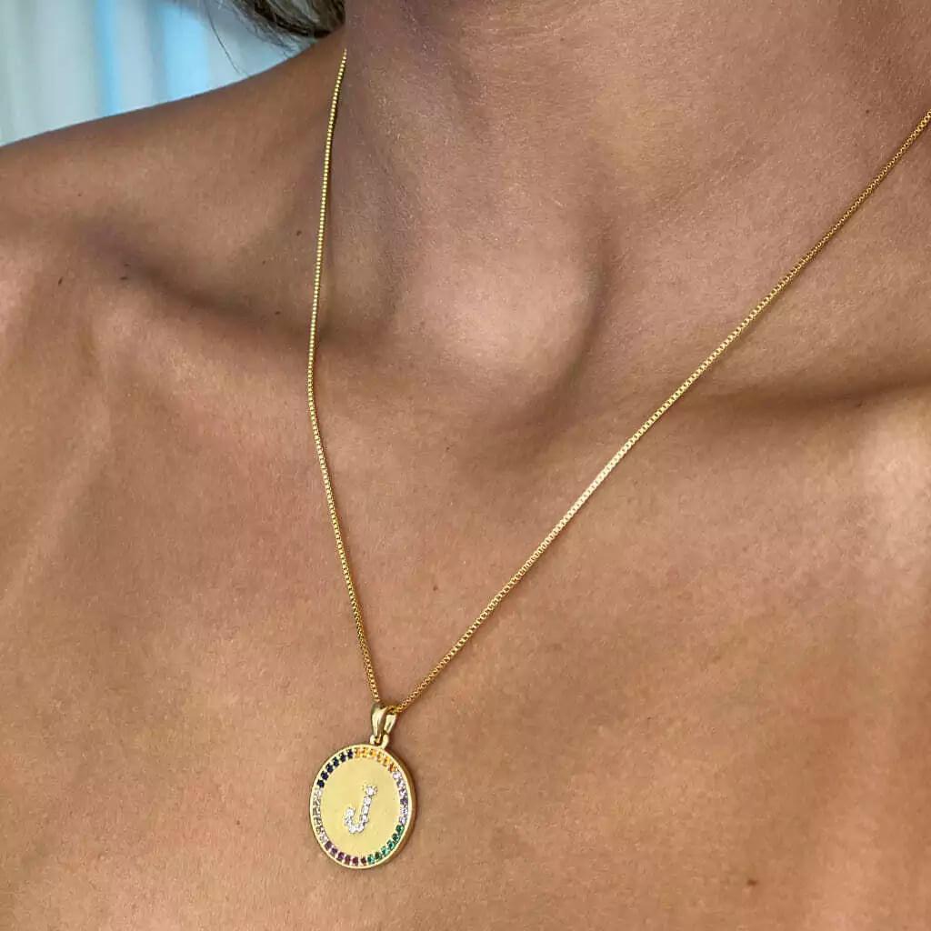 Colar Pingente Iniciais com Zircônias Coloridas Banhado a Ouro 18K - Mafê Acessórios