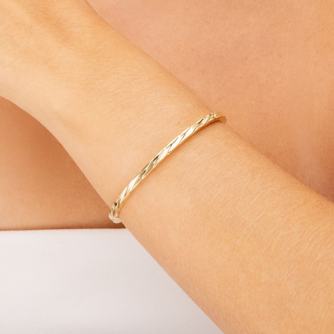 Bracelete Quadrado Trabalhado Banhado a Ouro 18K