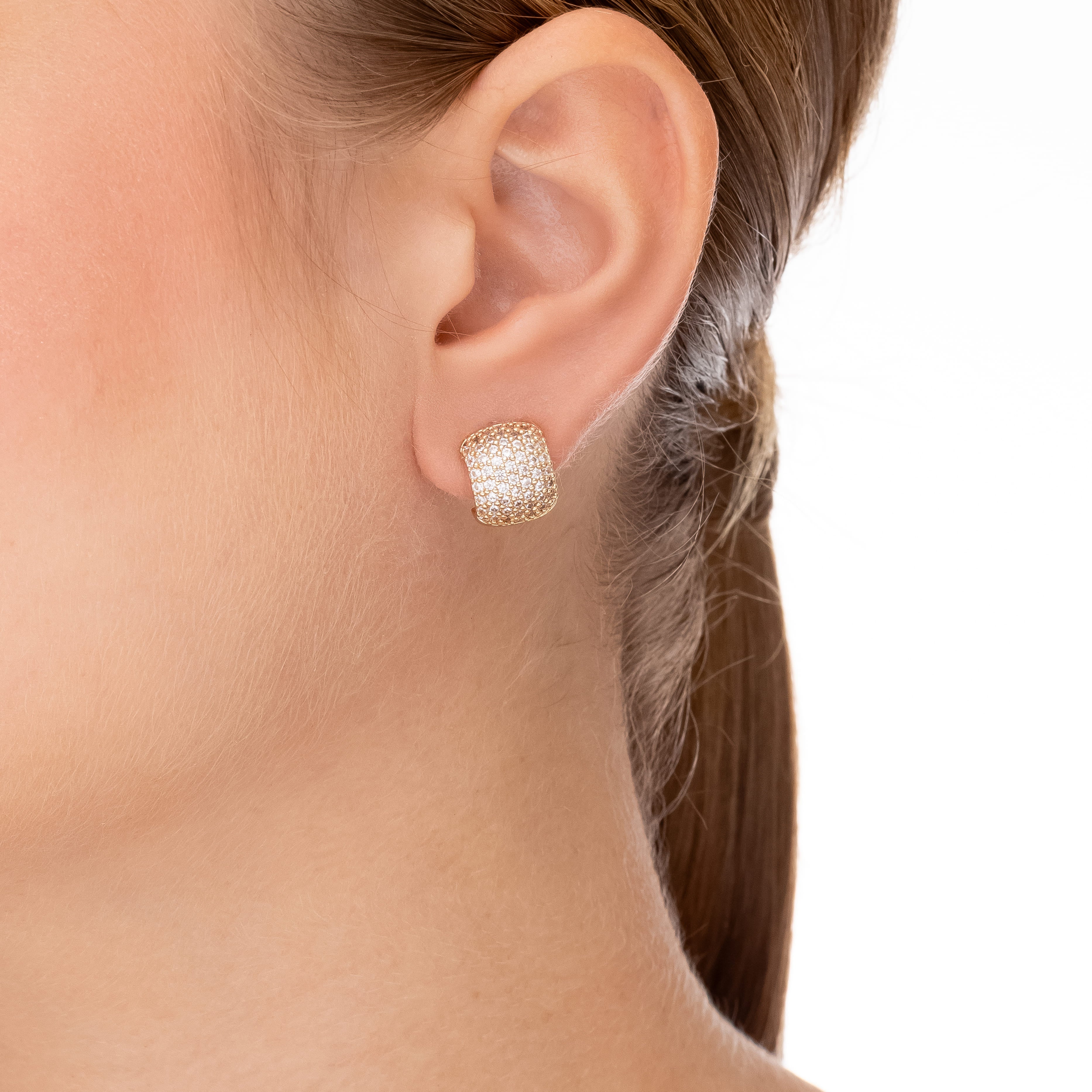 Brinco Meia Argola Média Cravejada Cristal Banhado a Ouro 18k