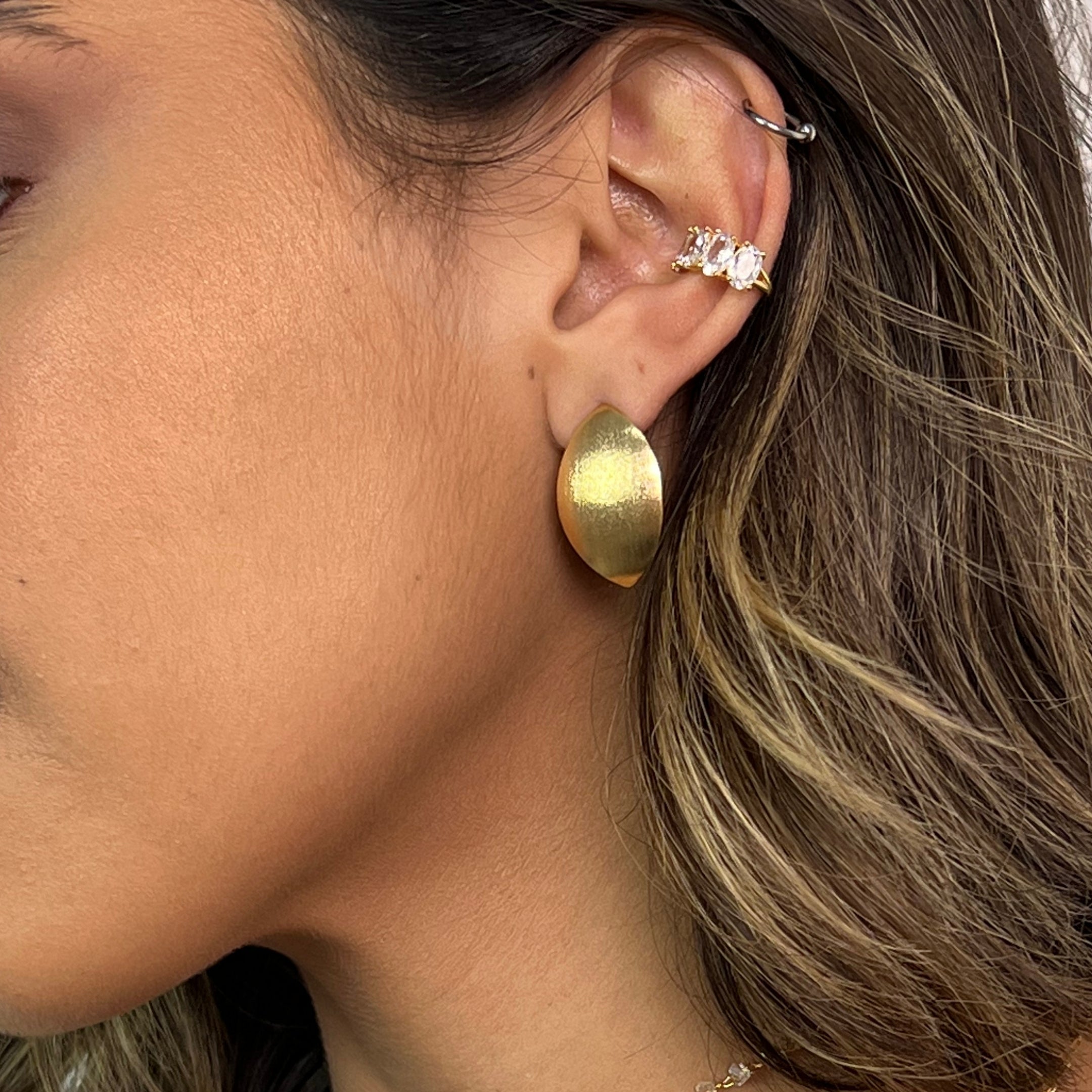 Brinco Folha Abaulado Trabalhado Banhado a Ouro 18k