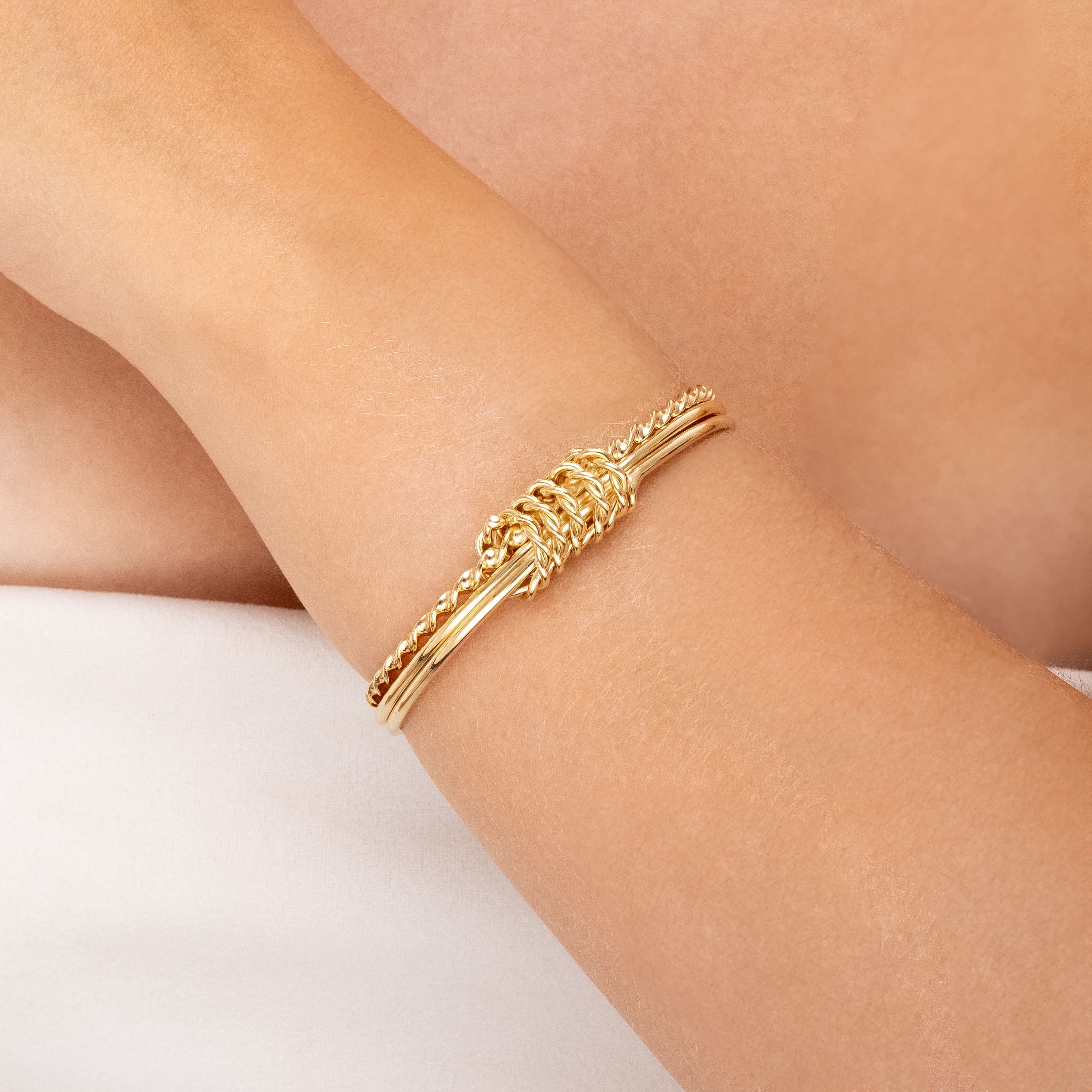 Bracelete Fio Liso e Torcido com Aros Torcidos Banhado a Ouro 18K