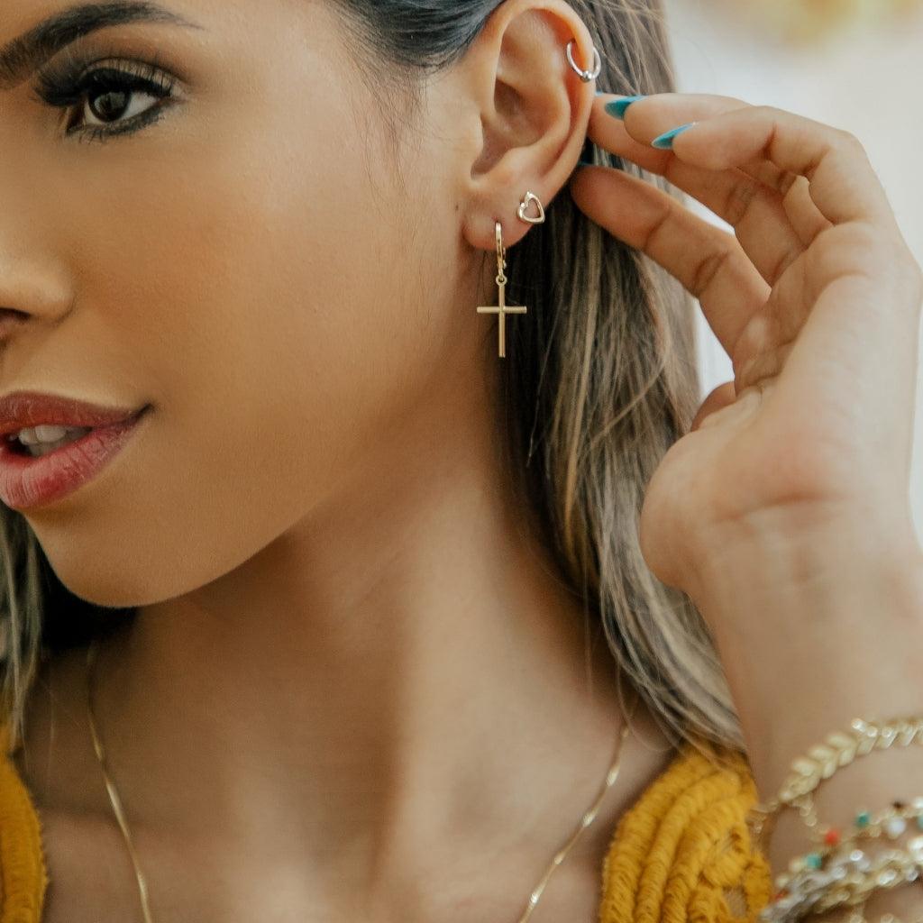 Brinco Click Cruz Banhado a Ouro 18K
