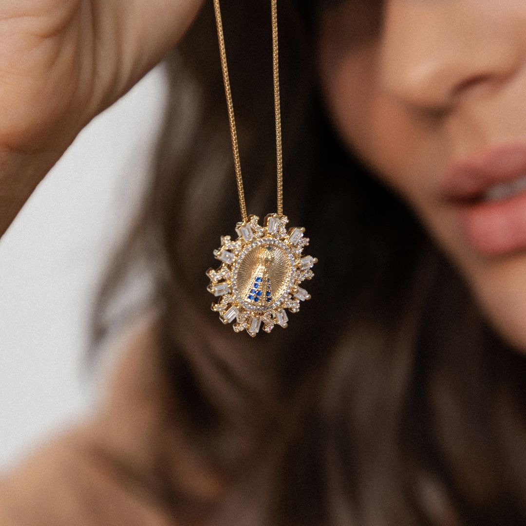 Colar Nossa Senhora com Zircônia Baguete e Corrente Veneziana Banhado a Ouro 18k