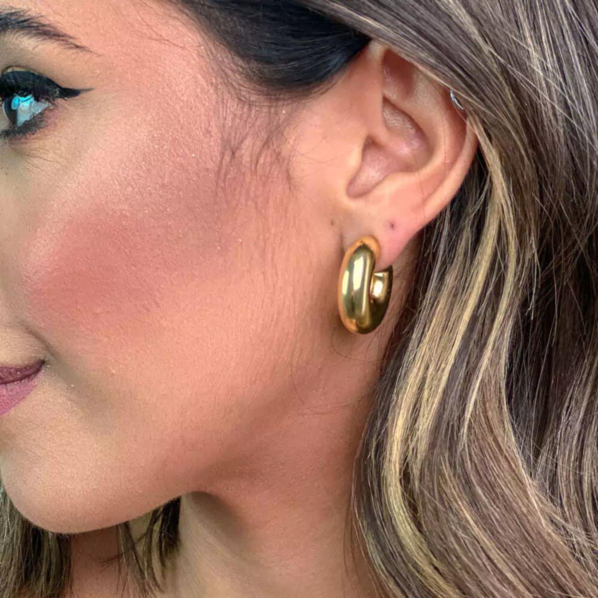 Brinco Argola Tubular Pequena Banhado a Ouro 18k - Mafê Acessórios