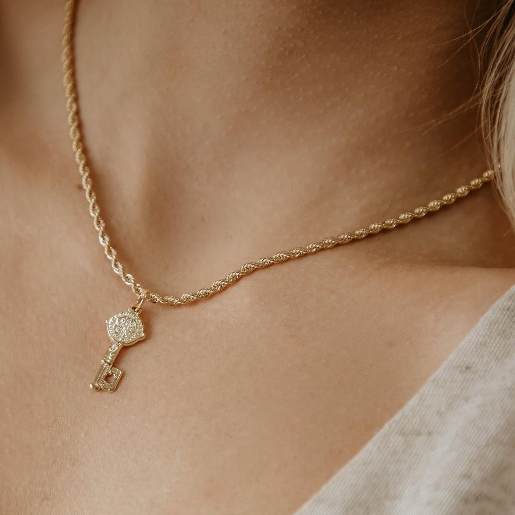 Colar Pingente Chave São Bento Banhado a Ouro 18K - Mafê Acessórios