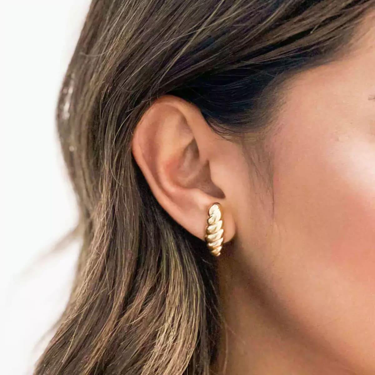 Brinco Ear Hook Trabalhado Banhado a Ouro 18k - Mafê Acessórios