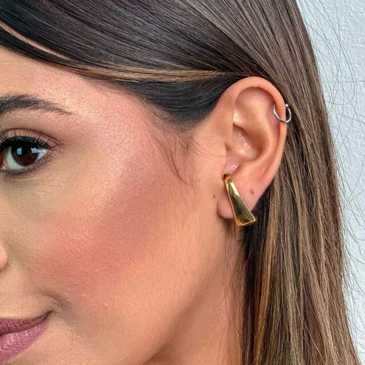 Brinco Ear Hook Triangular Banhado a Ouro 18k - Mafê Acessórios