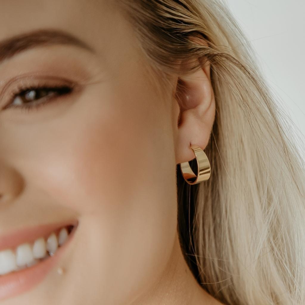 Brinco Argola Lisa Banhado a Ouro 18K - Mafê Acessórios