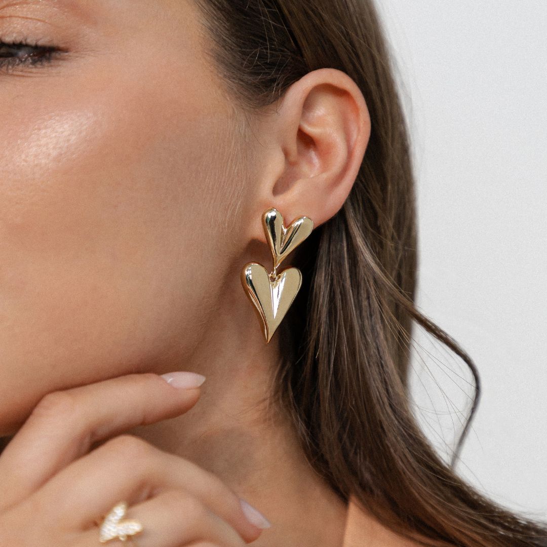 Brinco Dois Corações Compridos Banhado a Ouro 18k