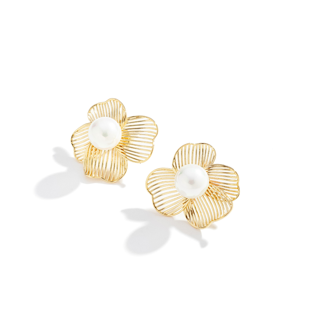 Brinco Flor com Pérola Banhado a Ouro 18K