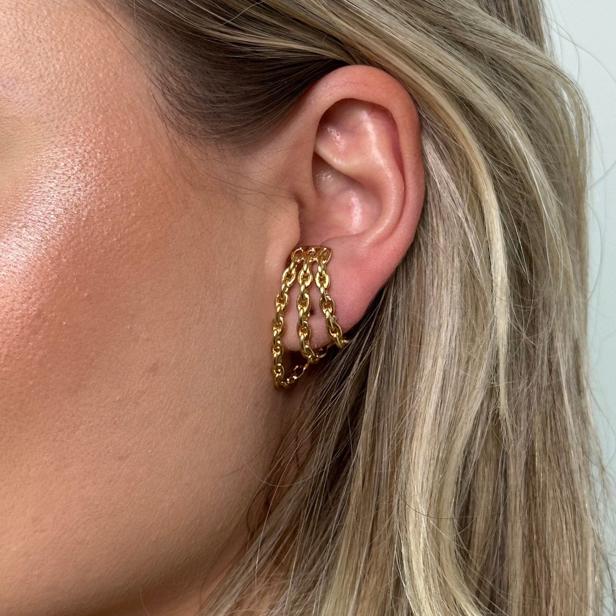 Brinco Curvado Três Correntes Banhado a Ouro 18k