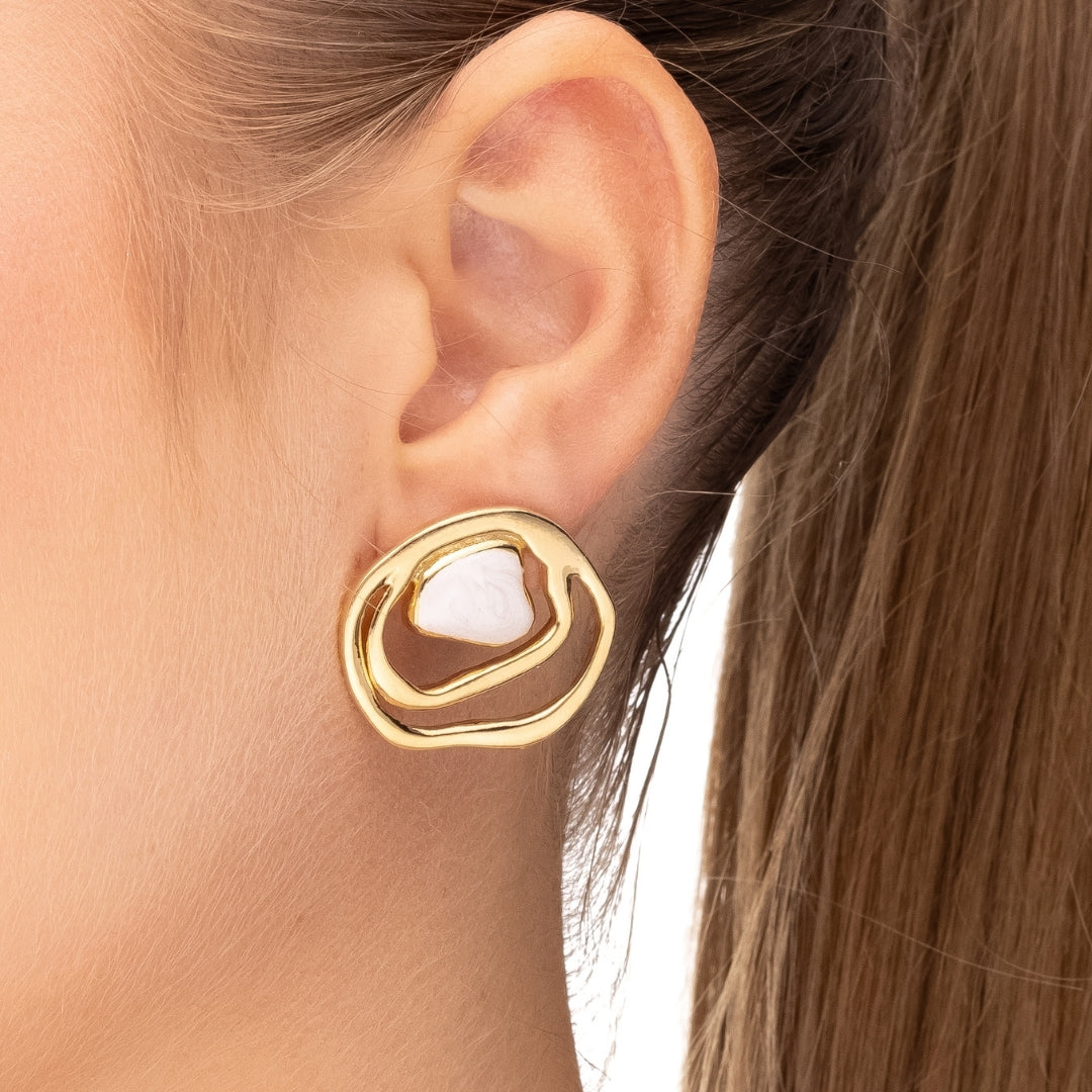 Brinco Orgânico Vazado com Resina Banhado a Ouro 18K