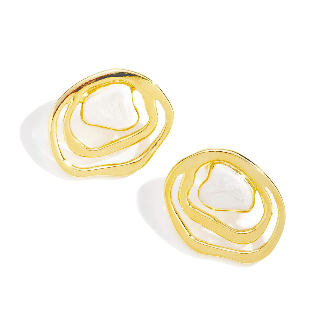 Brinco Orgânico Vazado com Resina Banhado a Ouro 18K