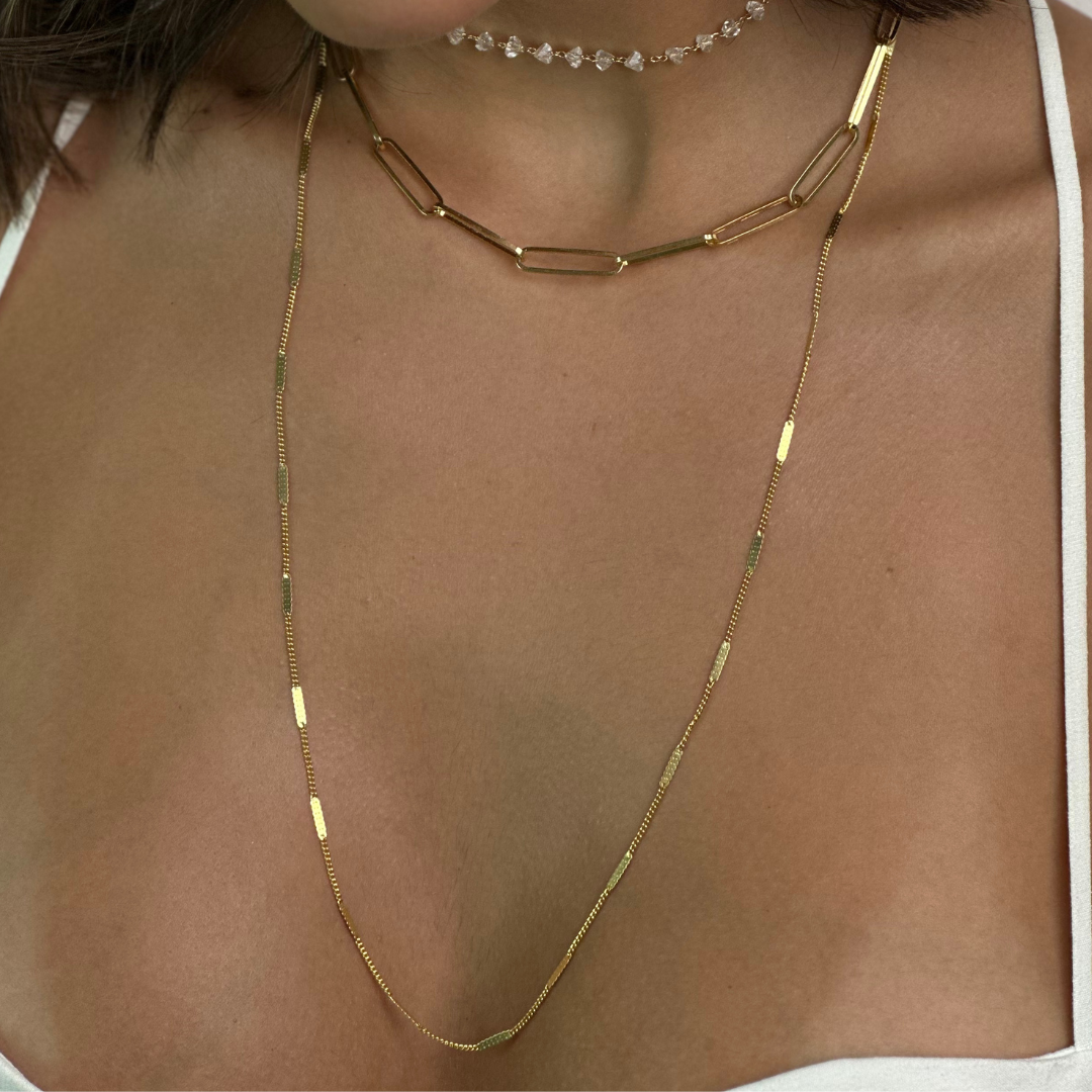 Colar Plaquinha Amassada Longo Banhado a Ouro 18k