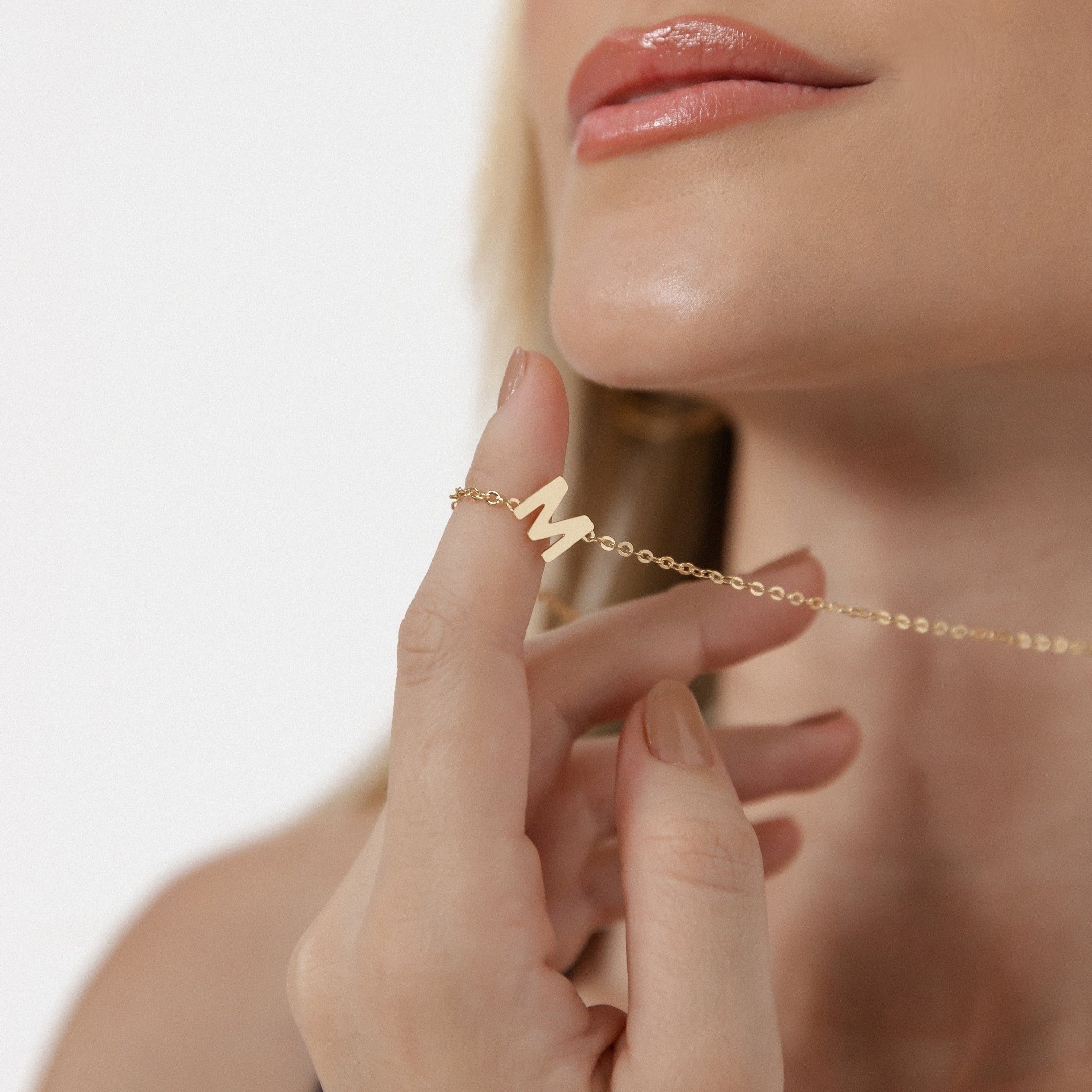 Colar Letra Banhado A Ouro 18K
