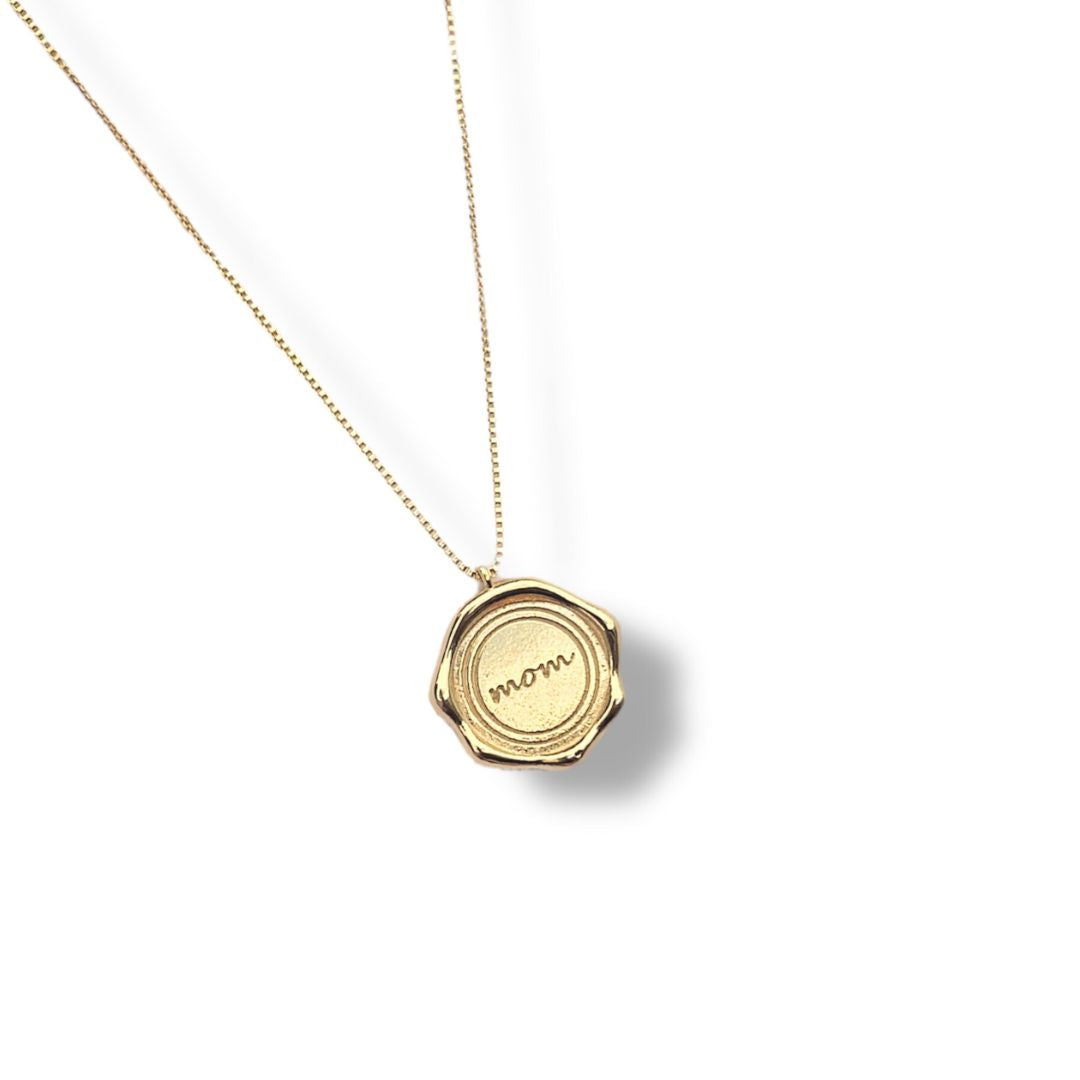 Colar Medalha Orgânica "Mãe" Banhado a Ouro 18K