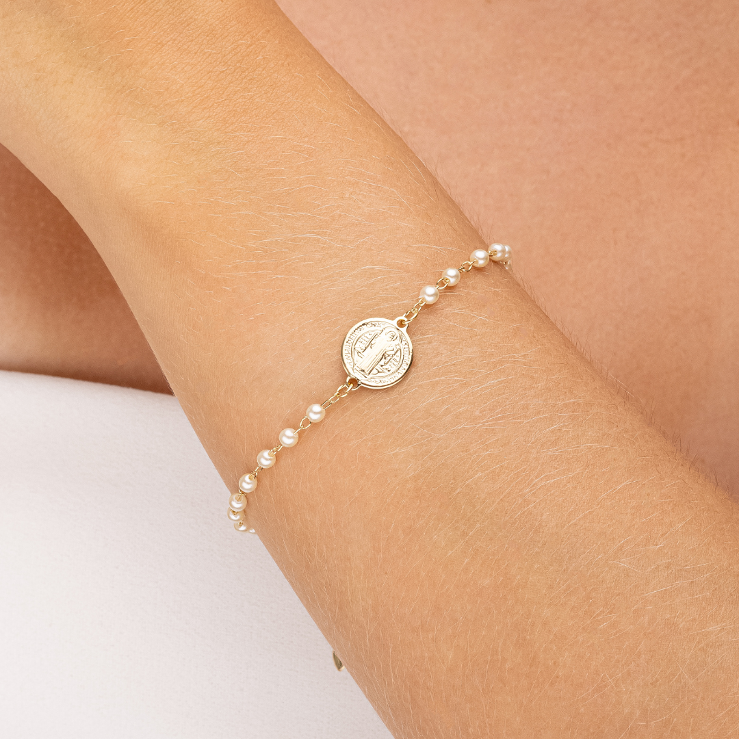 Pulseira de Pérola com Medalha São Bento Banhado a Ouro 18K