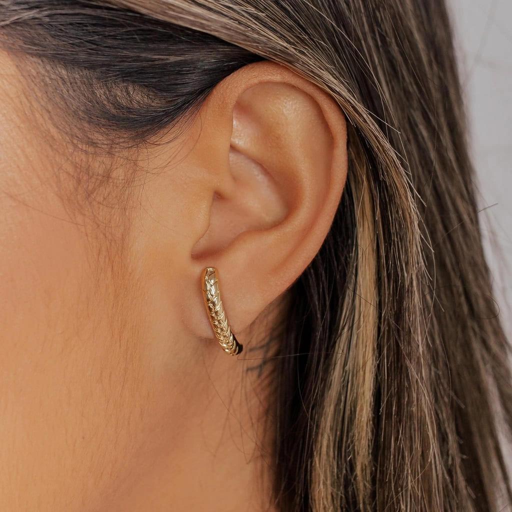 Brinco Ear Hook Escamas Banhado a Ouro 18k - Mafê Acessórios