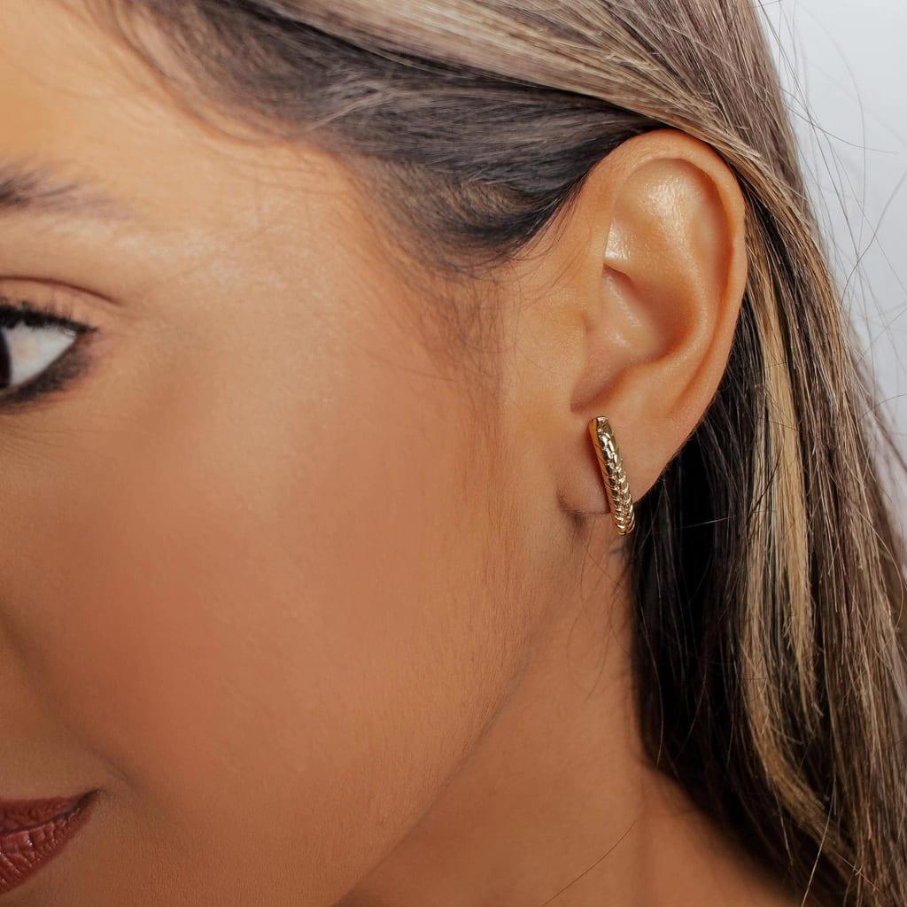Brinco Ear Hook Escamas Banhado a Ouro 18k - Mafê Acessórios