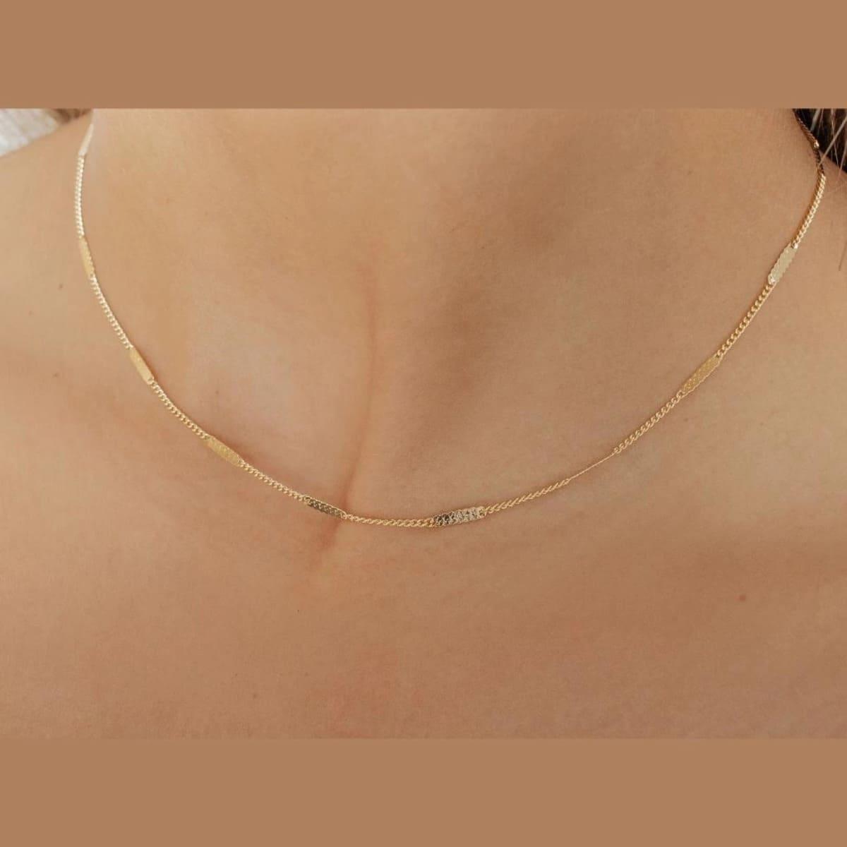 Choker Plaquinha Amassada Banhada a Ouro 18K - Mafê Acessórios