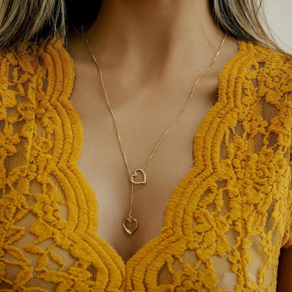 Colar Gravata 2 Corações Banhado a Ouro 18K - Mafê Acessórios