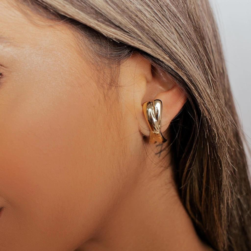 Brinco Ear Hook Cruzado Banhado a Ouro 18k - Mafê Acessórios